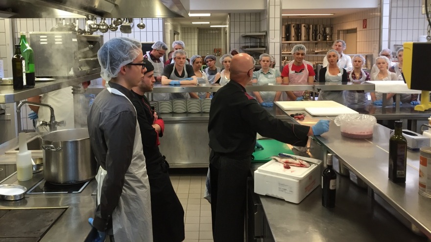 Vorbereitung fürs Fisch filetieren Vorbereitung fürs Fisch filetieren